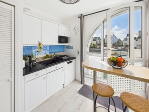 ثلاجة، ميكروويف، فرن، موقد طهي مسطح