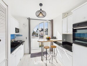 Fridge, microwave, oven, stovetop - -AR MEN- T2 AVEC TERRASSE VUE MER - PLAGE À 50 M (Concarneau)
