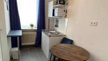 Kühlschrank, Mikrowelle, Herdplatte, Toaster