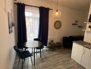 In-room dining - Apartments Osterstraße (Norden)