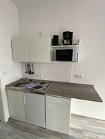 Refrigerador, microondas, placa de cocina, tostadora