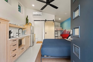 1 habitación, escritorio, tabla de planchar con plancha y wifi 
