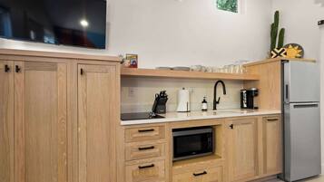 Een koelkast, een magnetron, een oven, een kookplaat