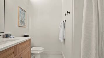 Chuveiro, secador de cabelo, toalhas de banho