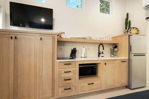 冰箱、微波炉、烤箱、炉灶