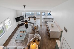 Smart-TV, Videospiele, Tischfußball, Bücher