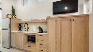 Een koelkast, een magnetron, een oven, een kookplaat