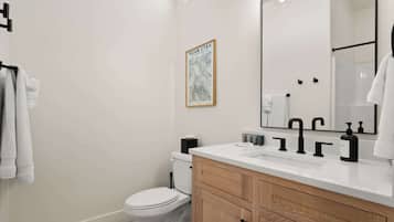 Een douche, een haardroger, handdoeken