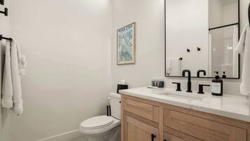 Ducha, secador de pelo, toallas