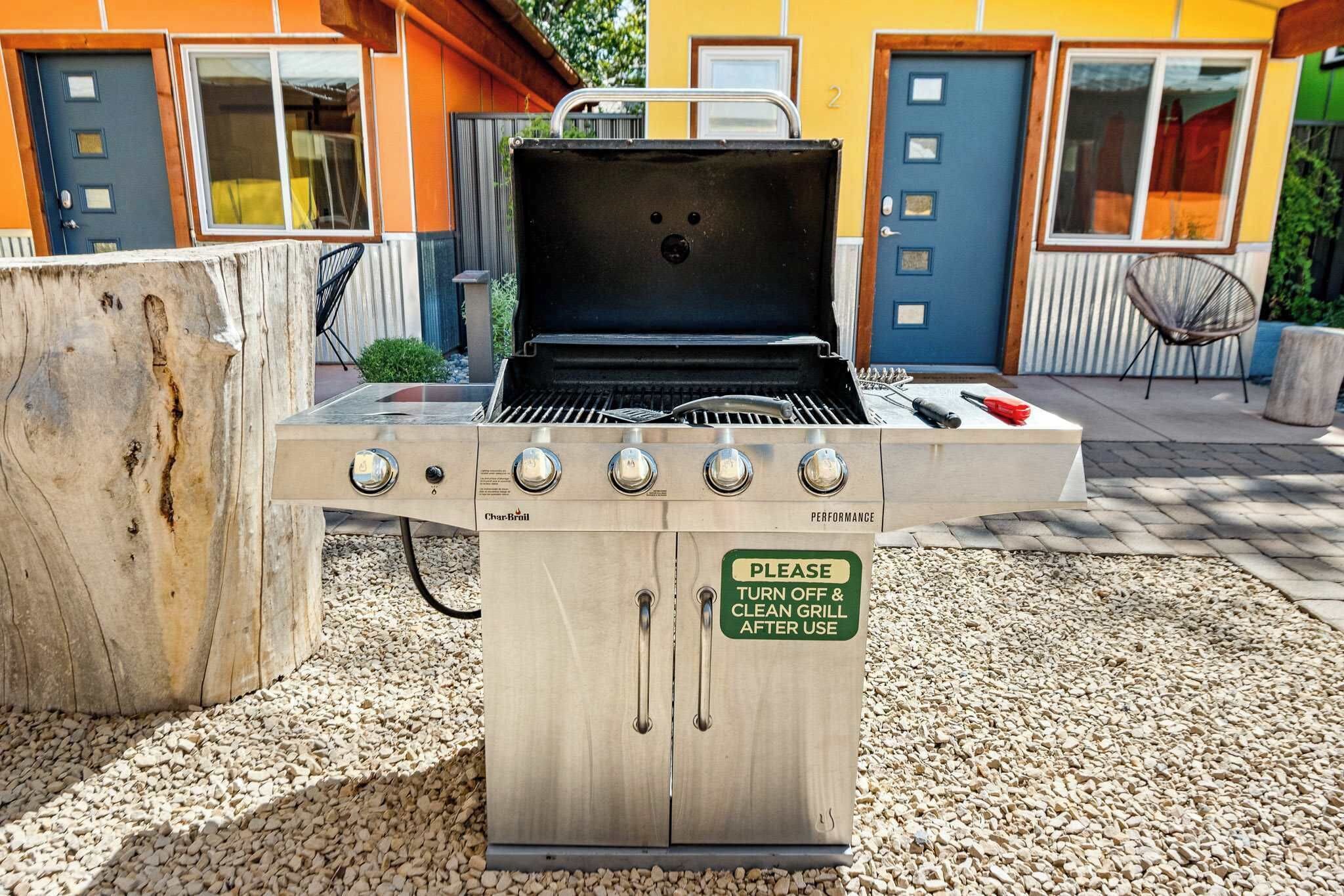 Een Char-Briil barbecue met een bordje dat vraagt de grill uit te schakelen en schoon te maken na gebruik.