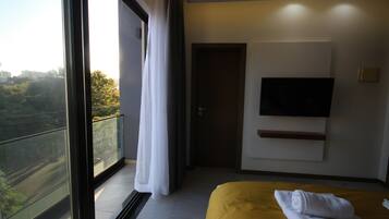 Deluxe Room | In-room safe, desk, laptop workspace, blackout drapes