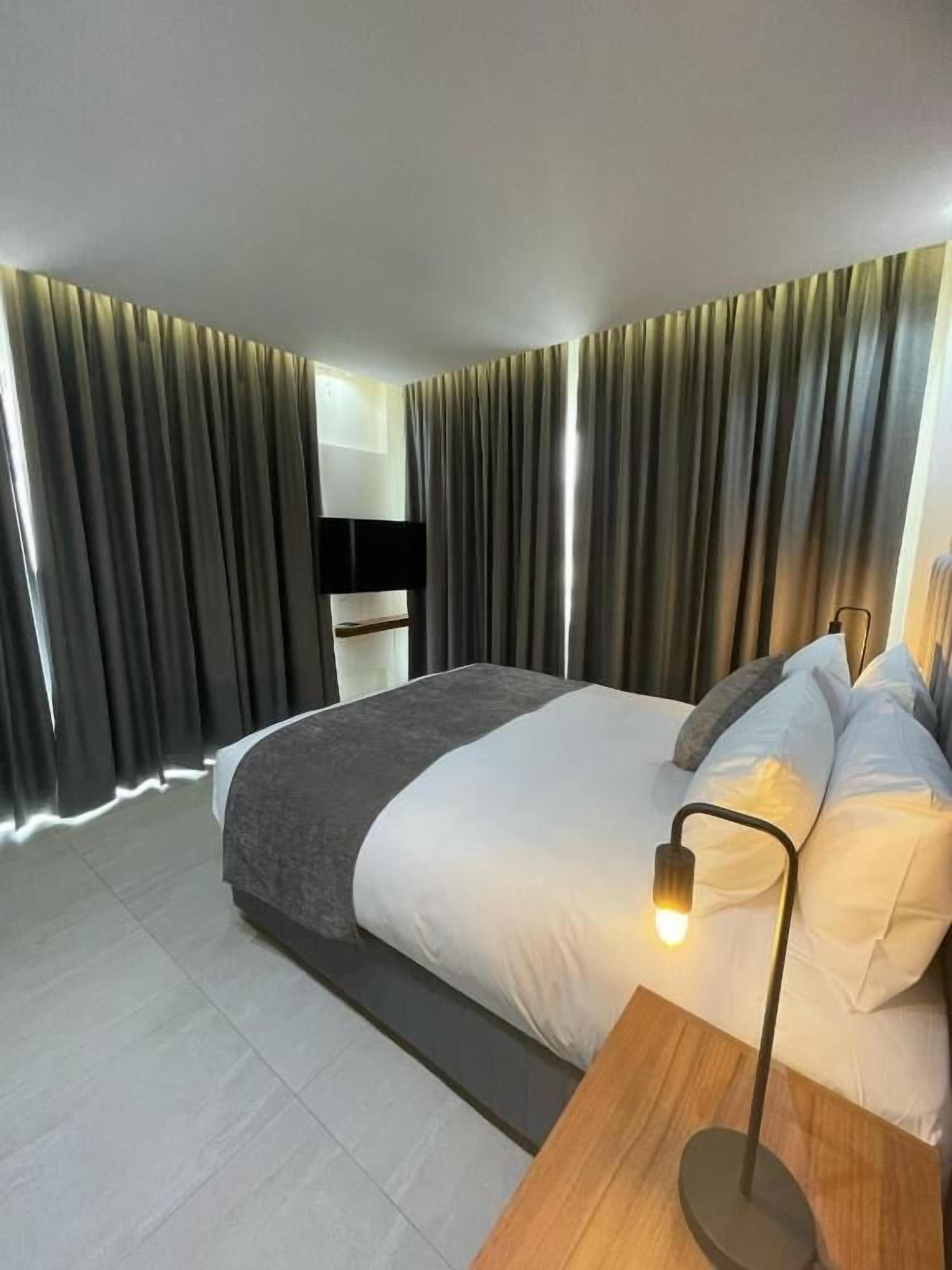 deluxe room | 1 bedroom, in-room safe, desk, laptop workspace