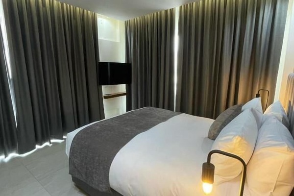 Quarto luxo | Cofres nos quartos, escrivaninha, espaço de trabalho para notebook