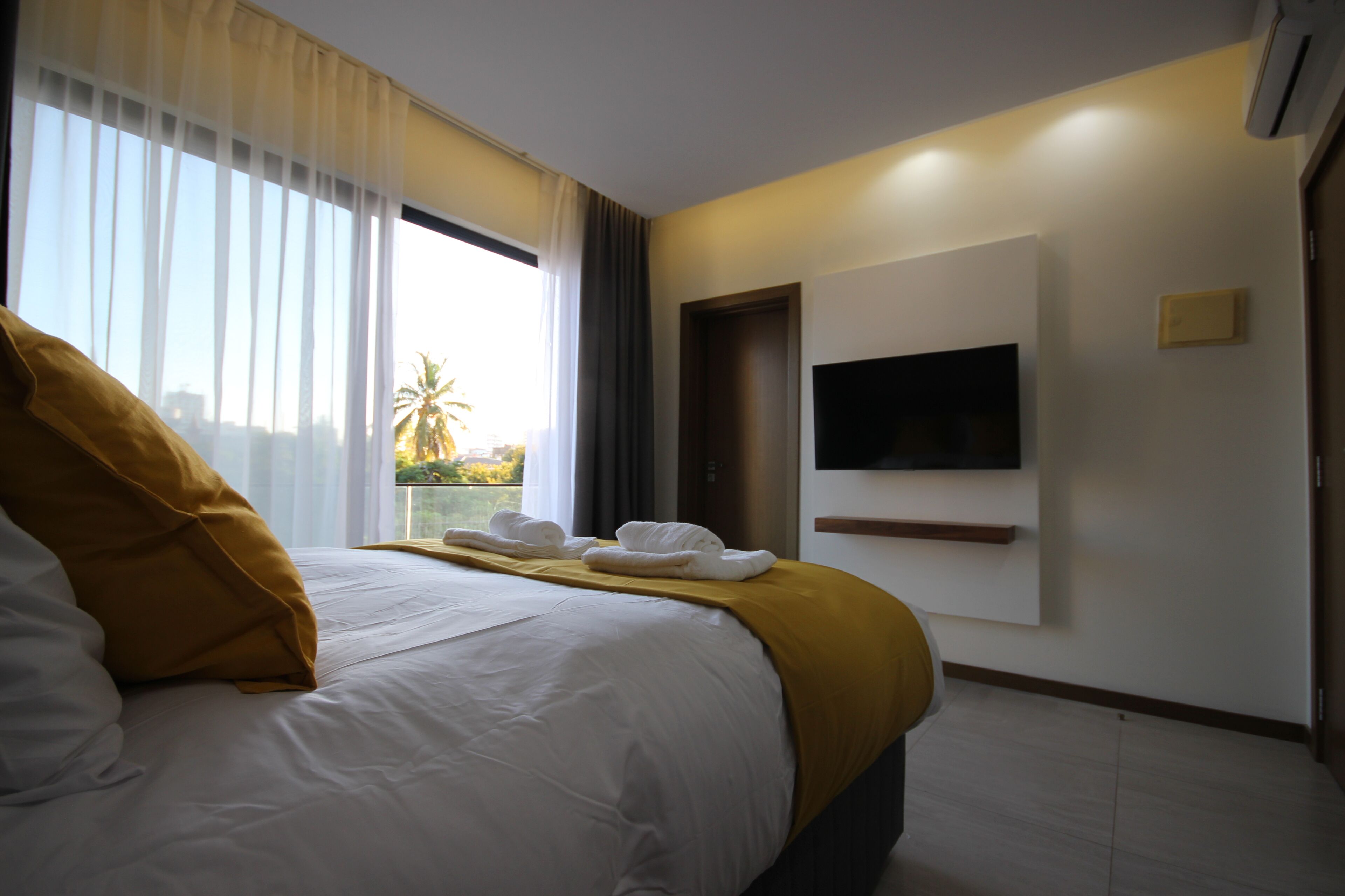 Deluxe Room | Peti besi dalam bilik, meja, ruang kerja komputer riba 