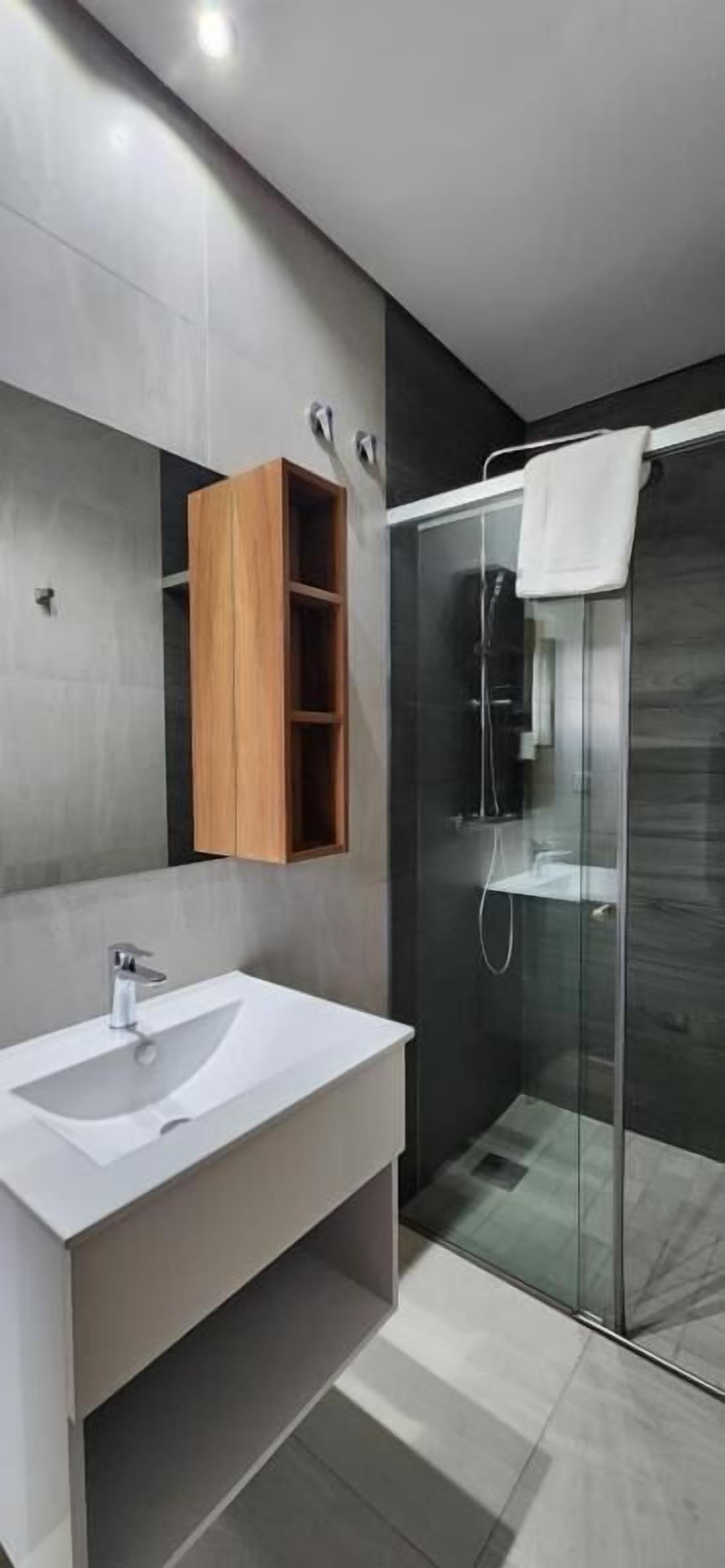 standard room | bathroom | shower, free toiletries, hair dryer, towels