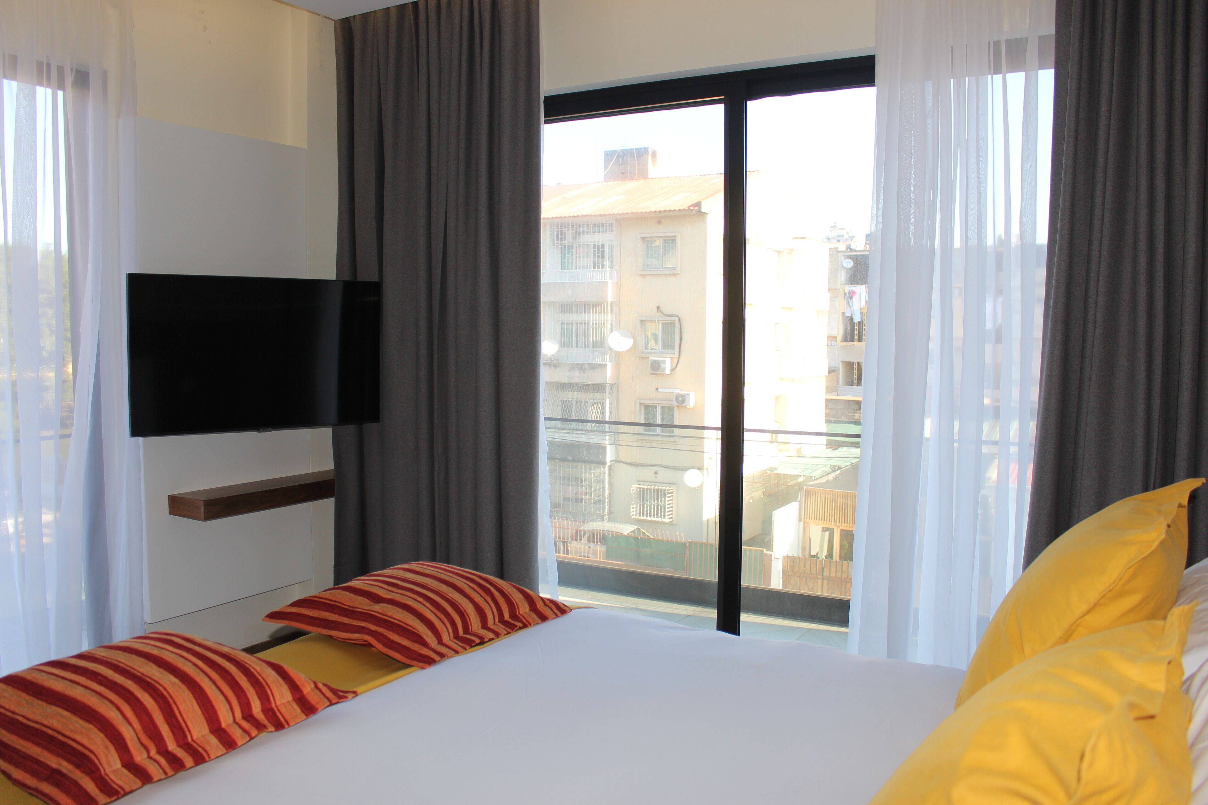 deluxe room | 1 bedroom, in-room safe, desk, laptop workspace