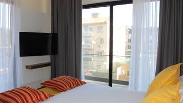 Deluxe Room | In-room safe, desk, laptop workspace, blackout drapes