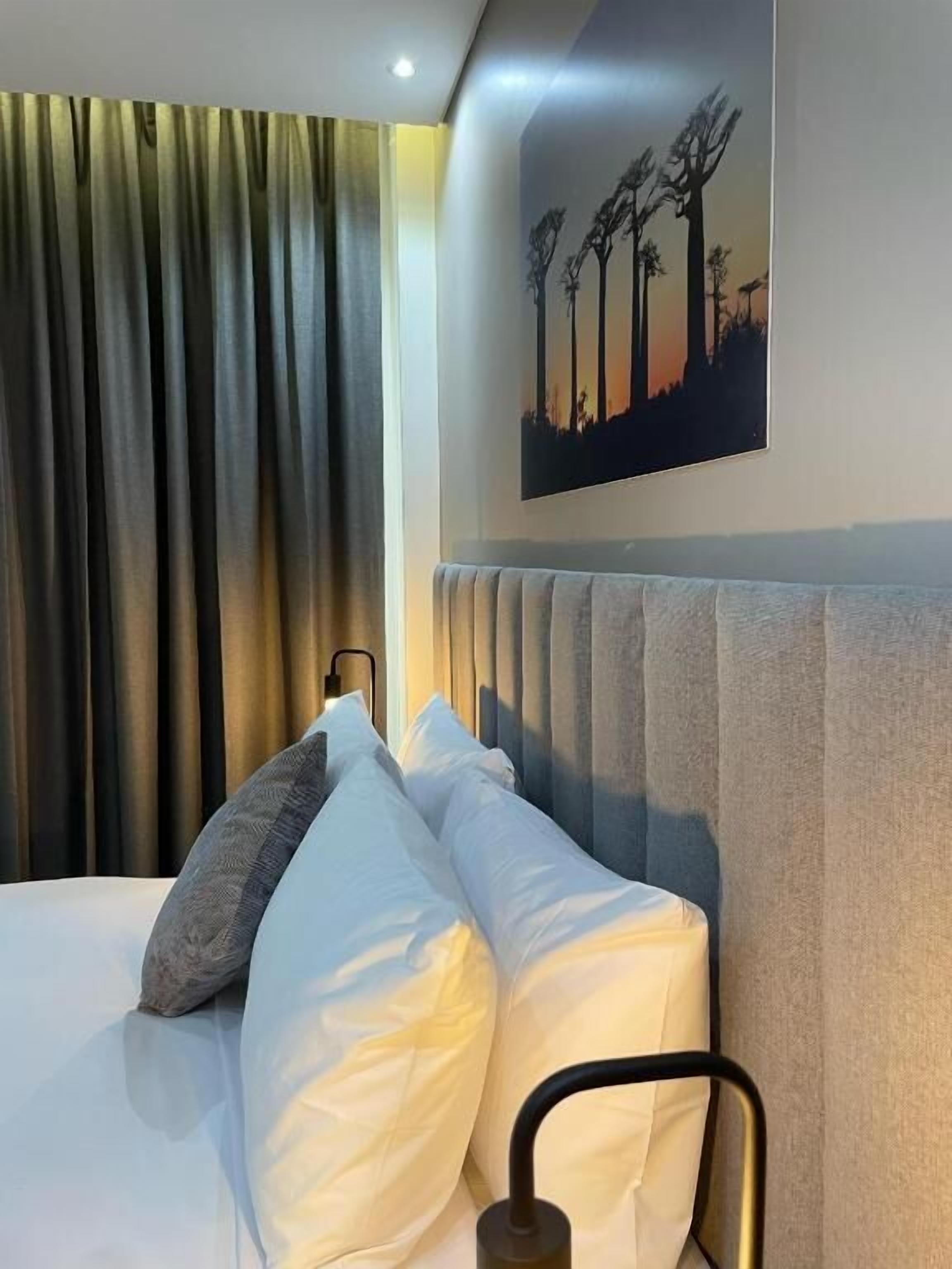 deluxe room | 1 bedroom, in-room safe, desk, laptop workspace