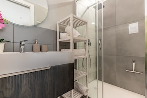 Shower, hair dryer, bidet, towels - Ortigia's Queen - Two Bedroom Apartment, Sleeps 4 (Syracuse)