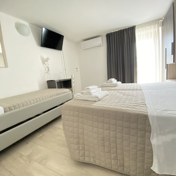 Habitación triple clásica | Caja de seguridad en la habitación, wifi gratis y ropa de cama 