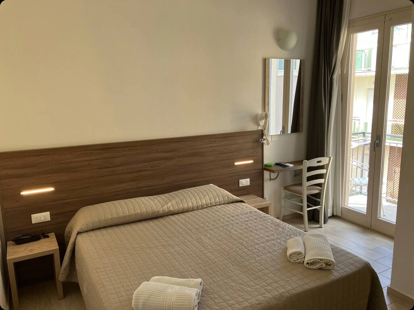 Kahden hengen standard-huone, 1 parisänky | Tallelokero huoneessa, ilmainen Wi-Fi, vuodevaatteet