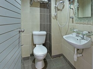 Suite superior | Baño | Regadera, toallas, papel de baño