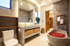 Shower, towels, soap, shampoo - Brand New double villa 6 Bedrooms Seminyak Oberoi (Bali)
