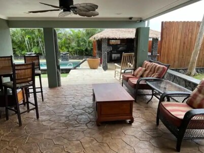 Relaxing 3-br/2.5ba villa with pool and tiki bar