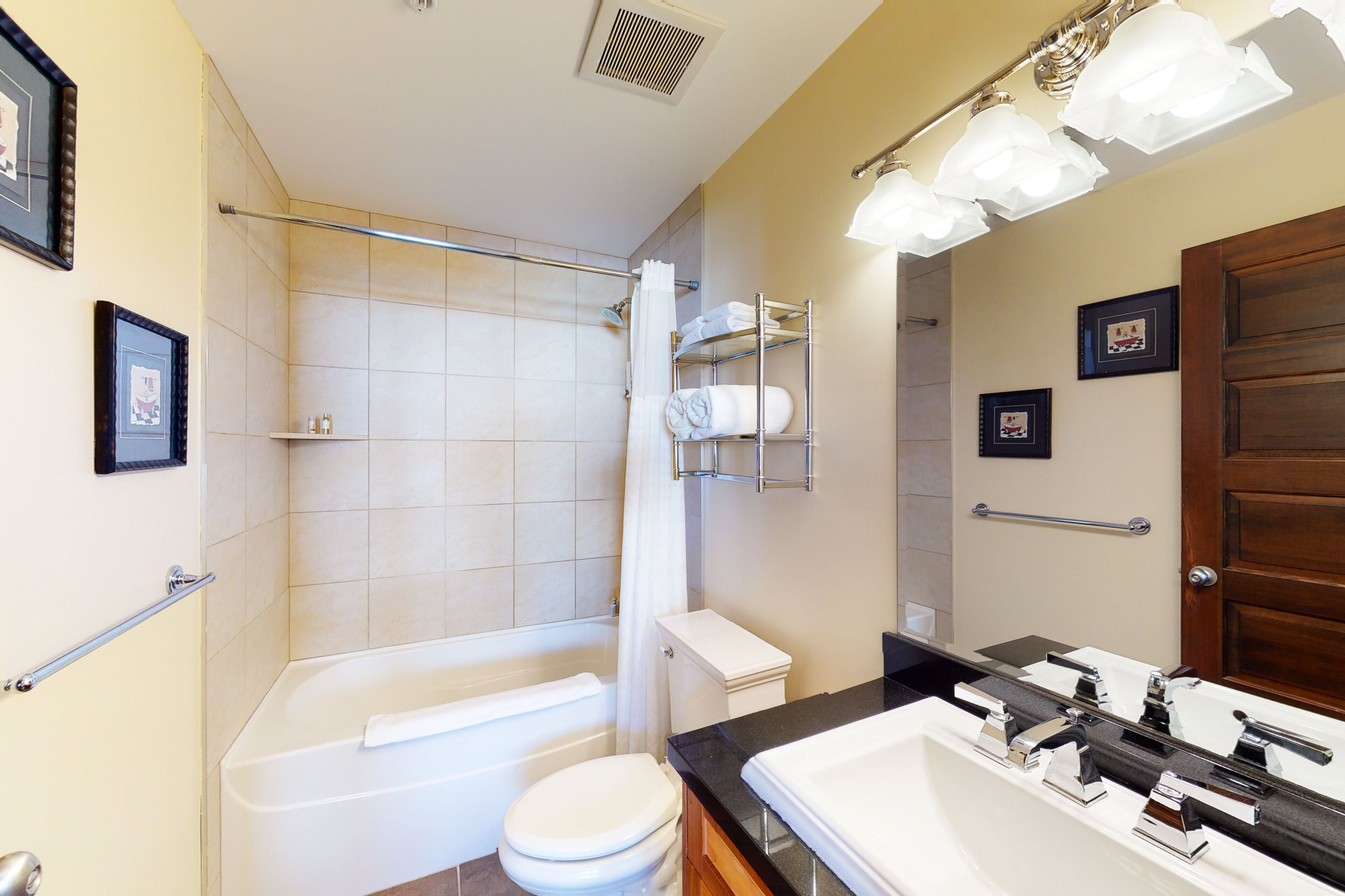 Une salle de bain moderne avec une baignoire, des toilettes et un lavabo.