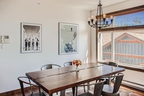 Apartamento Deluxe | Servicio de comidas en la habitación