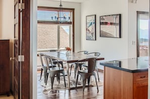 Deluxe Condo | In-room dining - The Crescent by Okanagan Premier (Beaverdell)