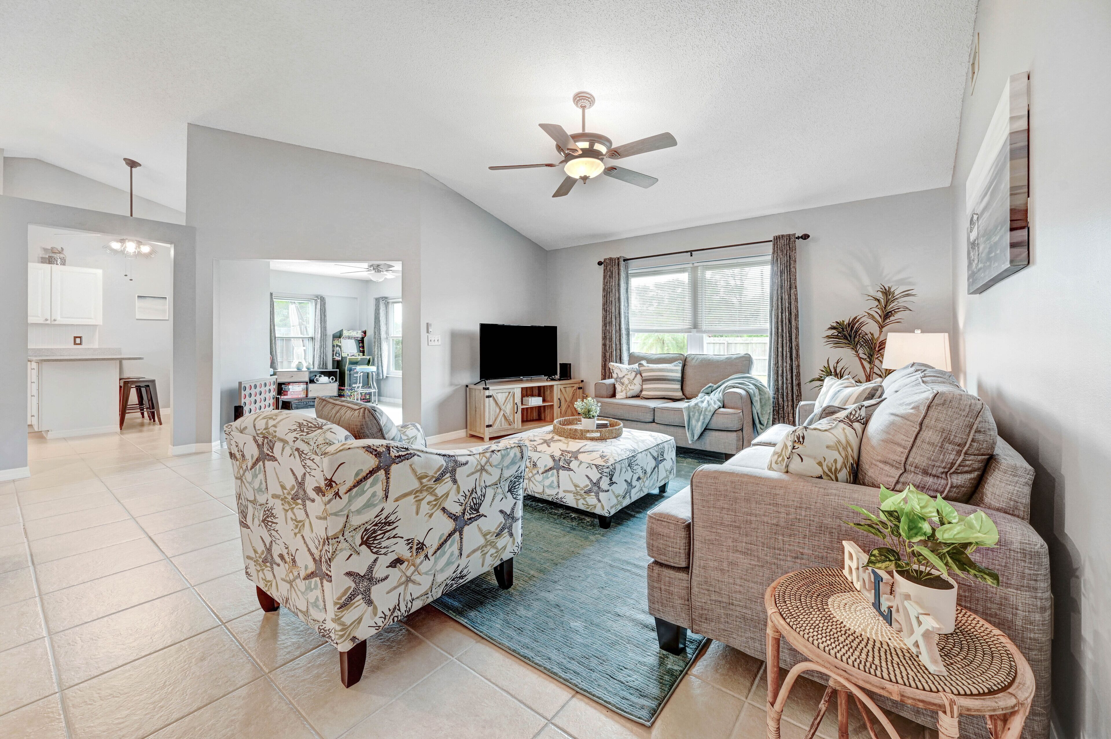 Cozy Blue Palm w/Game Room Centrally Located
