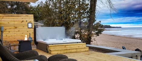 Outdoor spa tub