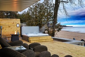Outdoor spa tub - HotTub, Premium Beach Access, BBQ, Natural Fire Place, FirePit, 1hr from Lambeau (Menominee)