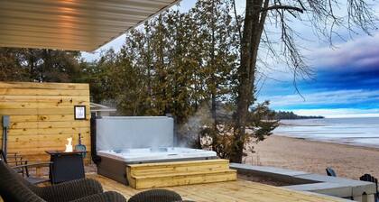 HotTub, Premium Beach Access, BBQ, Natural Fire Place, FirePit, 1hr from Lambeau