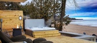 HotTub, Premium Beach Access, BBQ, Natural Fire Place, FirePit, 1hr from Lambeau
