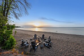 Accommodatie ligt op het strand, ligstoelen, strandlakens