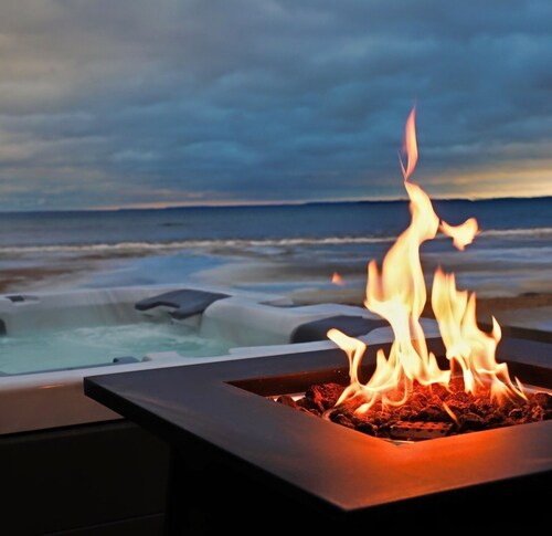 HotTub, Premium Beach Access, BBQ, Natural Fire Place, FirePit, 1hr from Lambeau