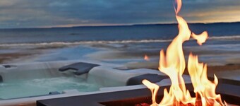 HotTub, Premium Beach Access, BBQ, Natural Fire Place, FirePit, 1hr from Lambeau
