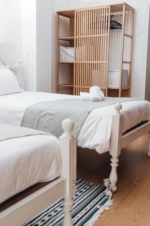 1 chambre, bureau, fer et planche Ă repasser, lit parapluie