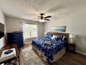 3 bedrooms, desk, iron/ironing board, travel cot - Sapphire Retreat: Pet Friendly - Walk to the Beach.  (Oak Island)