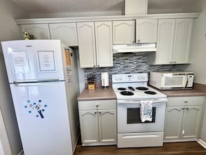 Refrigerador, microondas, horno y parrilla de estufa 