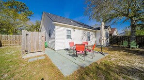 Outdoor dining - Sapphire Retreat: Pet Friendly - Walk to the Beach.  (Oak Island)