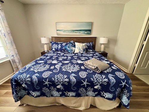 Sapphire Retreat: Pet Friendly - Walk to the Beach. 