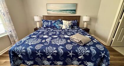Sapphire Retreat: Pet Friendly - Walk to the Beach.