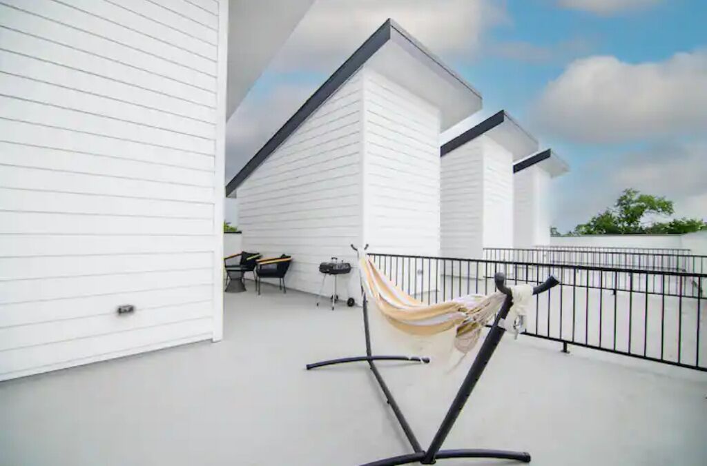 Newly Built Boho Home Downtown/Complimentary Airport Ride