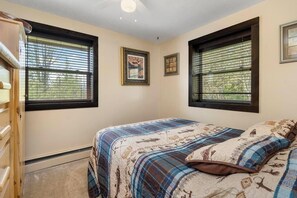 3 bedrooms, iron/ironing board, internet