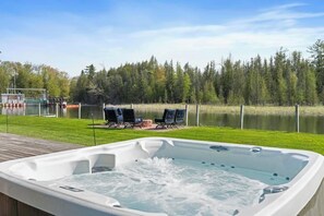 Terrace/patio - Beautiful Log Cabin on the River with Hot Tub (Alanson)
