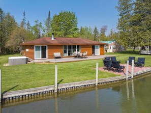 Terrace/patio - Beautiful Log Cabin on the River with Hot Tub (Alanson)