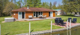 Beautiful Log Cabin on the River with Hot Tub
